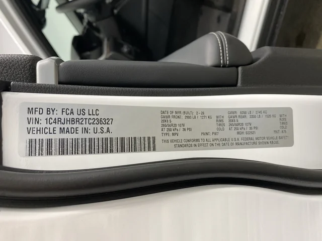 New 2026 Bright White Clear-Coat Exterior Paint Jeep Limited image 40