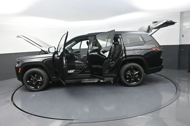 New 2026 Diamond Black Crystal Pearlcoat Jeep Limited image 33
