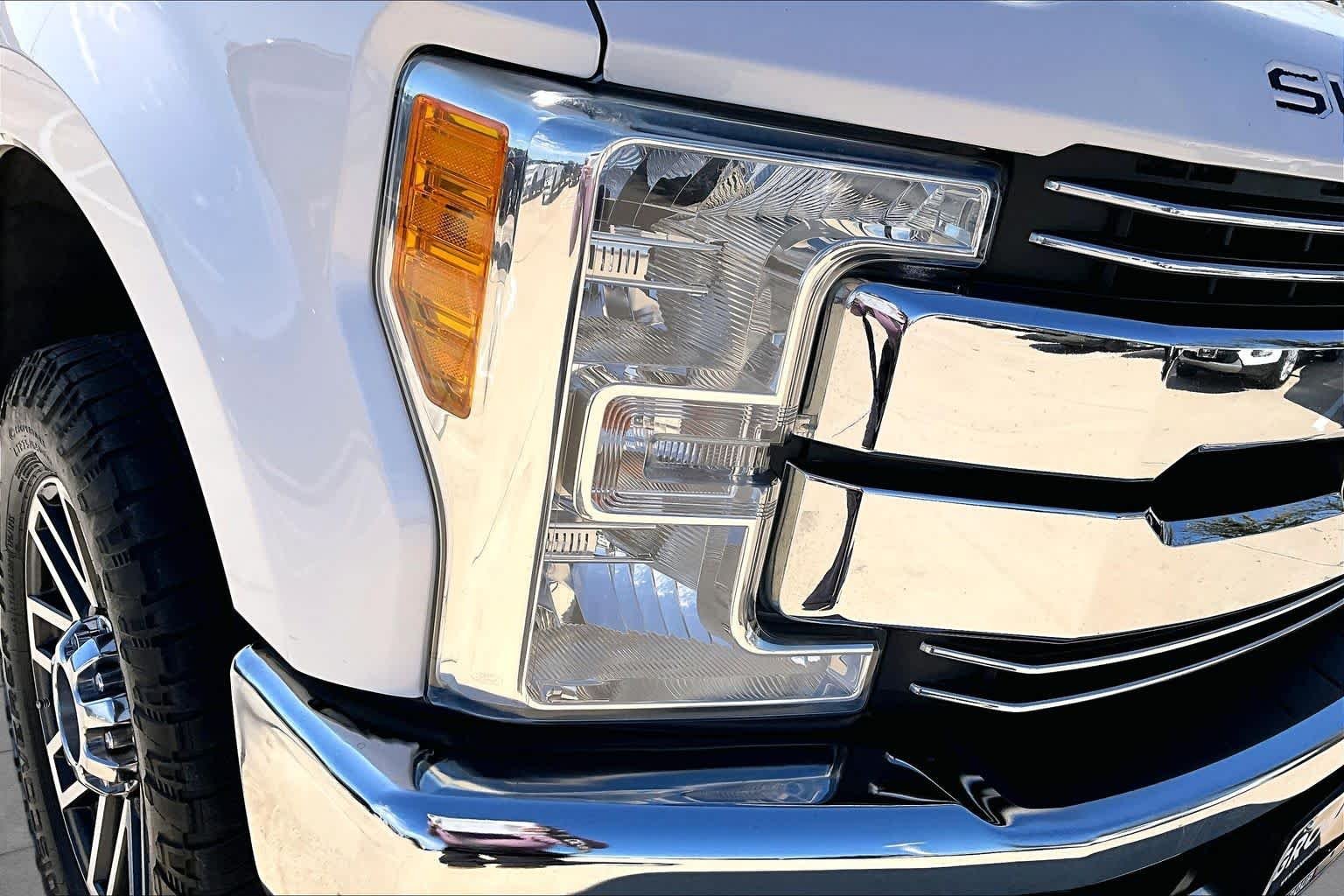 Used 2017 White Platinum Metallic Tri-Coat Ford Lariat image 28