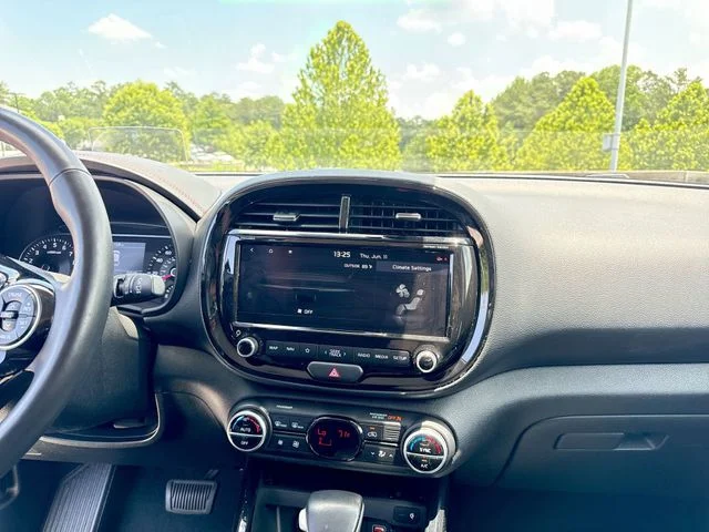Used 2022 White Kia Turbo image 19