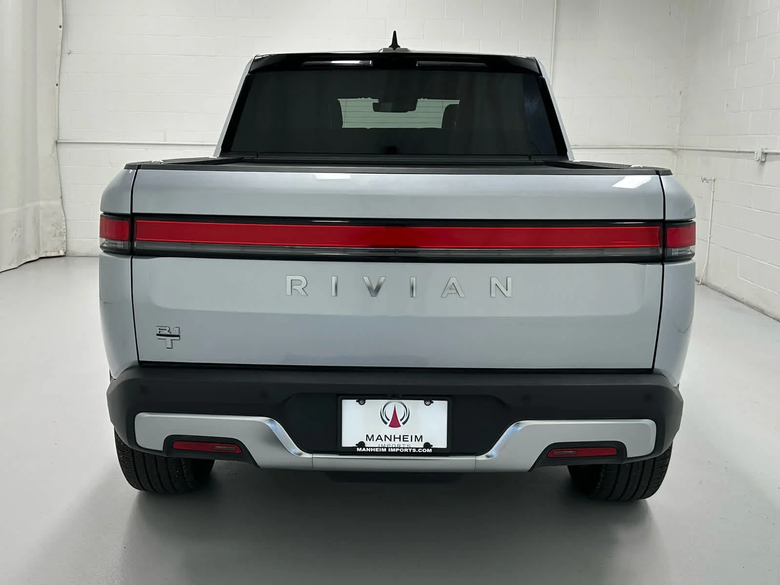 Used 2025 LA Silver Rivian Adventure image 7