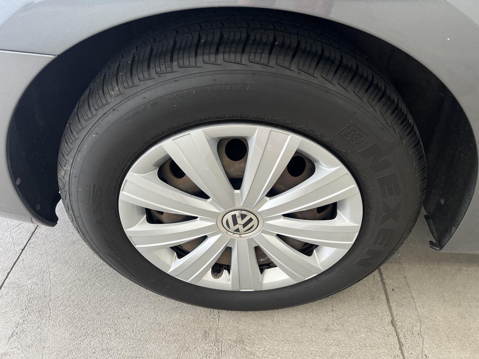 Used 2014 Platinum Gray Metallic Volkswagen S image 9