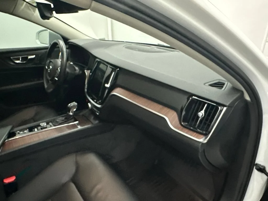 Used 2019 White Volvo T5 Momentum image 25