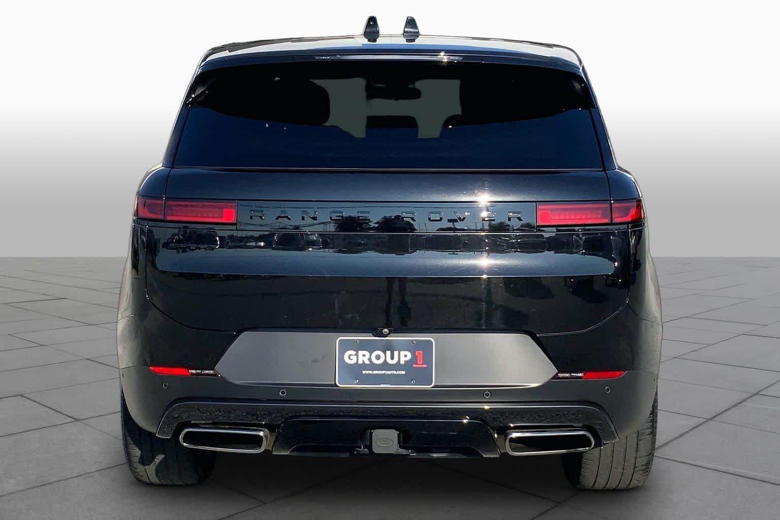 Used 2024 Santorini Black Metallic Land Rover SE image 5
