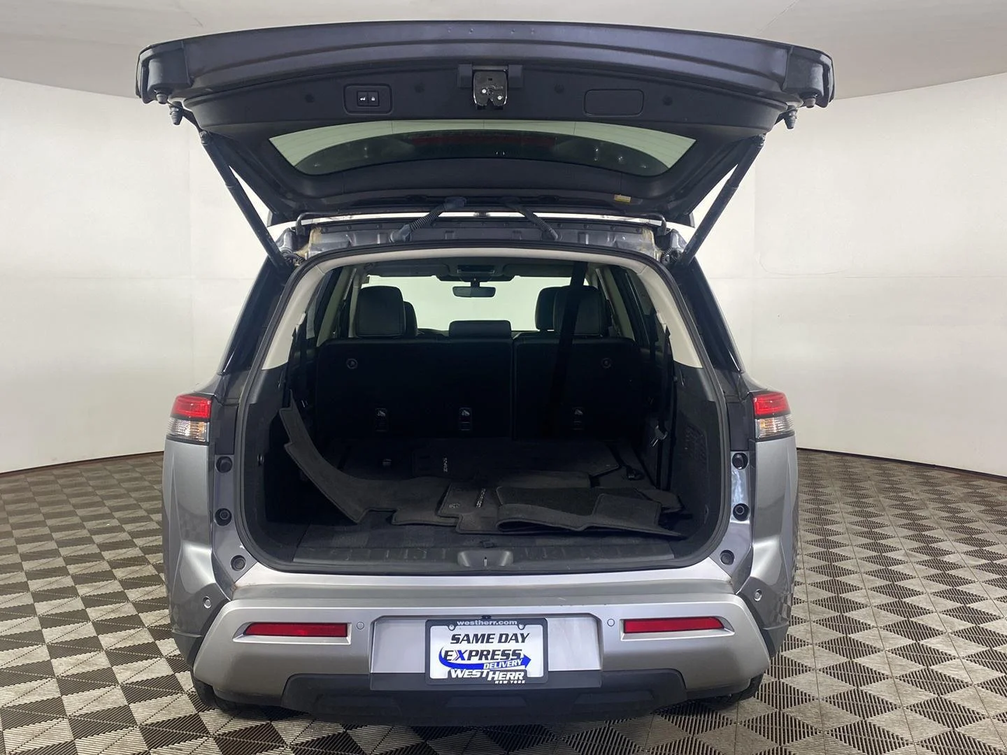 Used 2023 Gun Metallic Nissan SL 4WD image 22