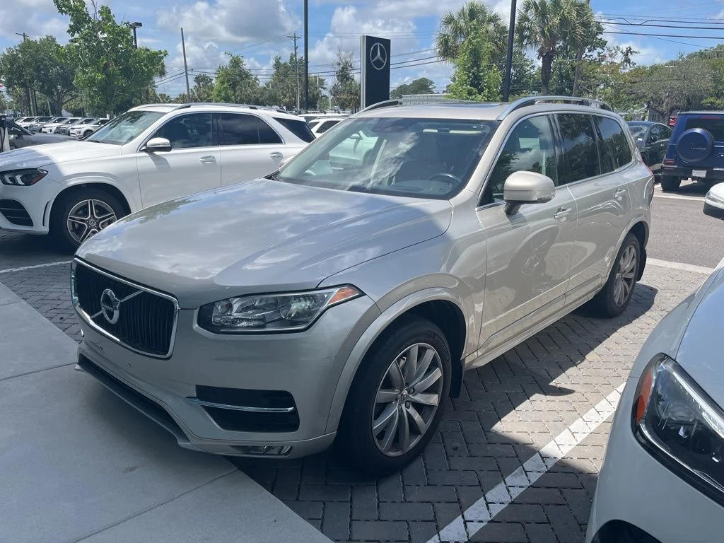 2016 Volvo XC90 T6 AWD Momentum's photo