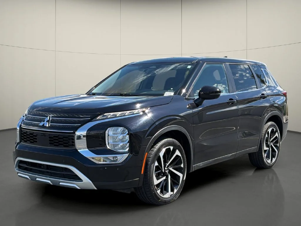 Used 2024 Black Mitsubishi SE image 3