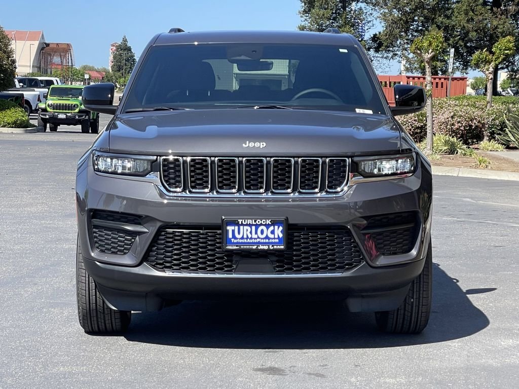 New 2026 Baltic Gray Metallic Clear-Coat Exterior Paint Jeep Laredo X image 3