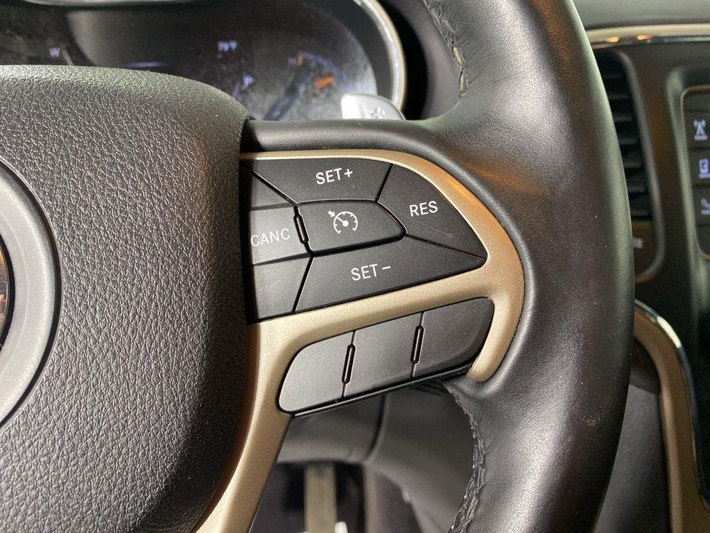 Used 2017 Granite Crystal Metallic Clear Jeep Laredo image 18