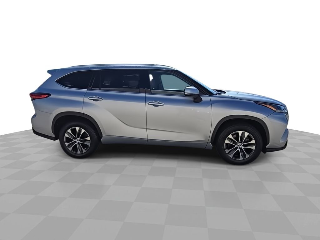 Used 2022 Silver Toyota XLE image 9