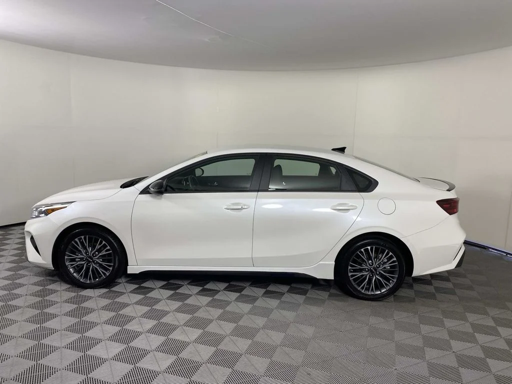 Used 2024 White Kia GT-Line image 5