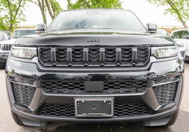 New 2026 Diamond Black Crystal Pearl-Coat Exterior Paint Jeep Altitude image 3