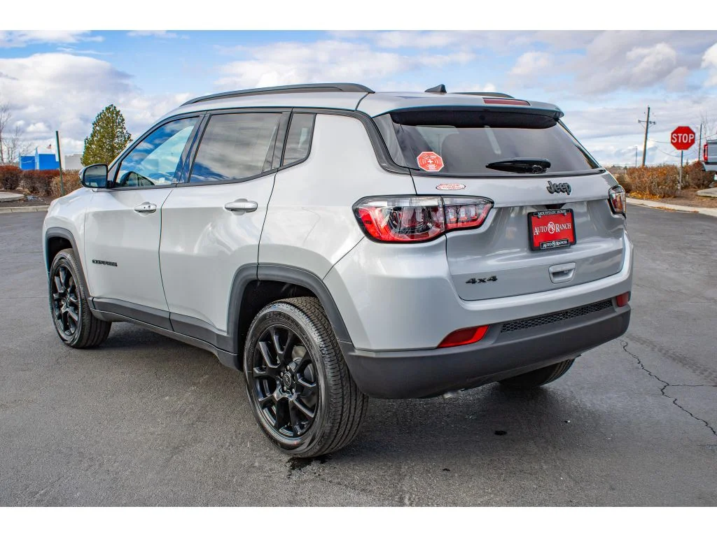 New 2026 Silver Zynith Metallic Clearcoat Jeep Latitude Altitude image 5