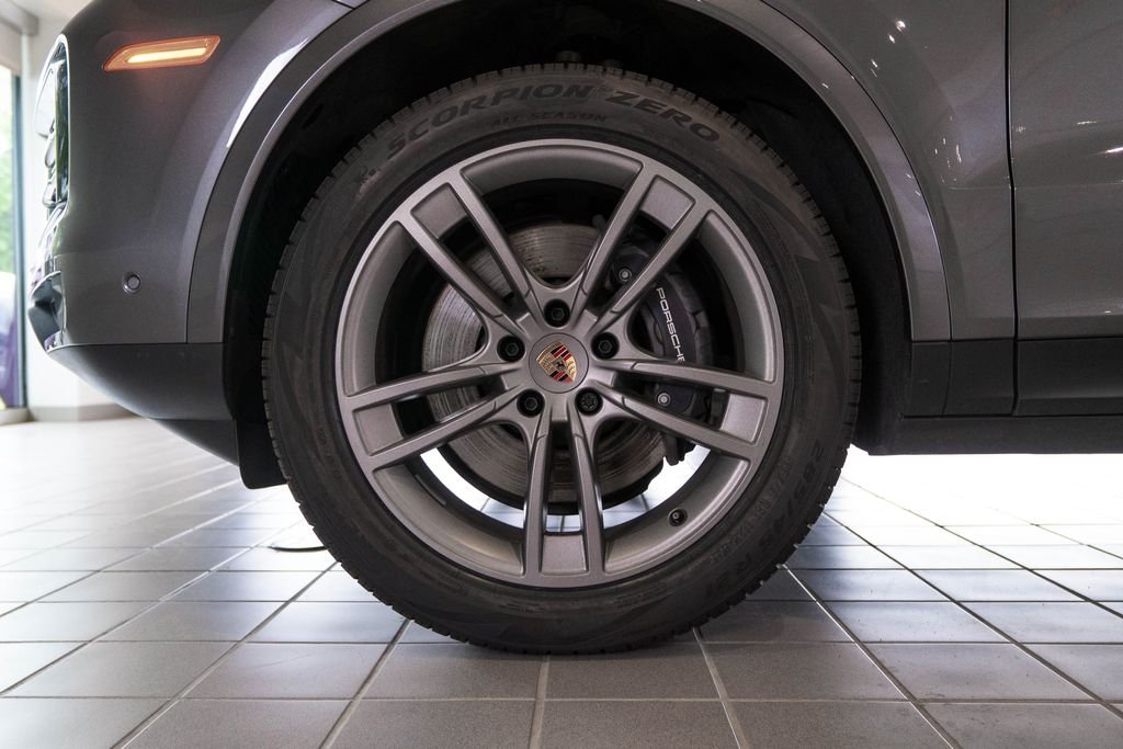 Used 2025  Porsche Base image 11