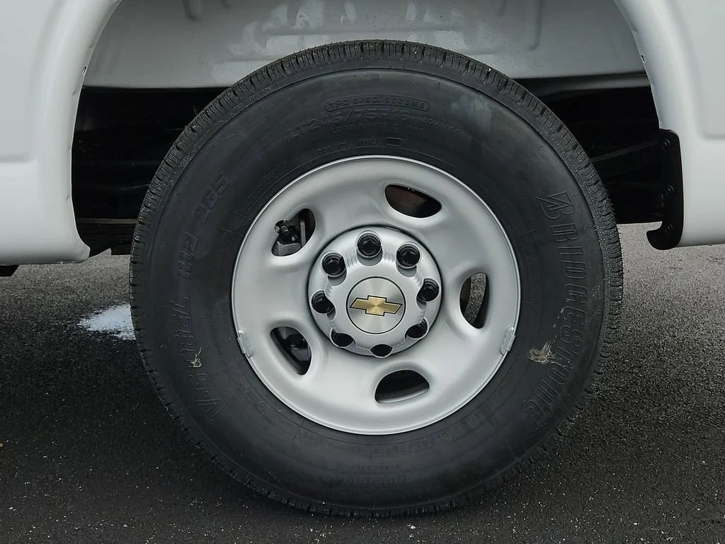 New 2026 Summit White Chevrolet WT image 24