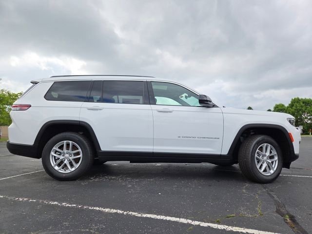 New 2026 Bright White Clear-Coat Exterior Paint Jeep Laredo image 28