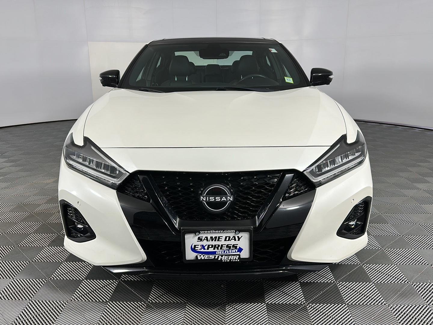 Used 2023 Pearl White Tricoat Nissan SR image 4