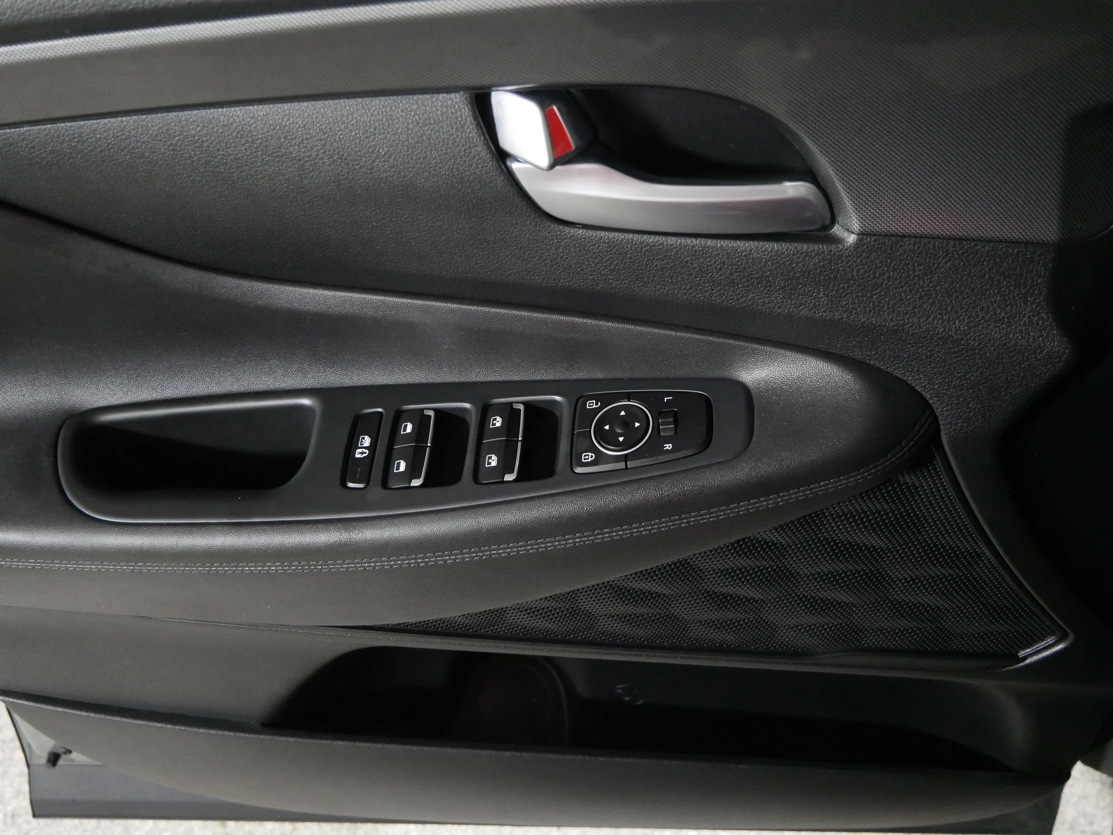 Used 2022 Hampton Gray Hyundai SEL image 19