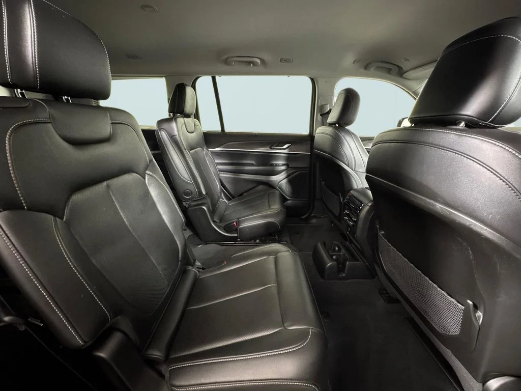 Used 2023 Diamond Black Jeep Limited image 15