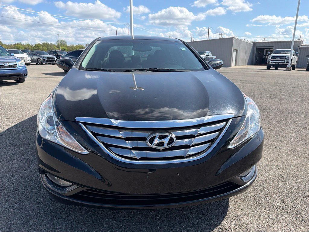Used 2013 Black Hyundai SE image 2