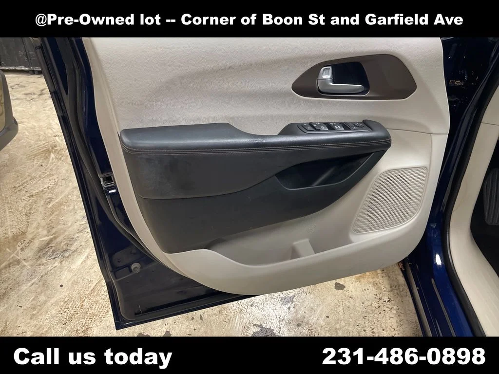 Used 2017 Blue Chrysler LX image 15