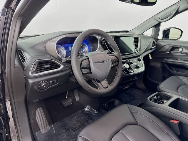 New 2026 Diamond Black Crystal Pearl-Coat Exterior Paint Chrysler Select image 9