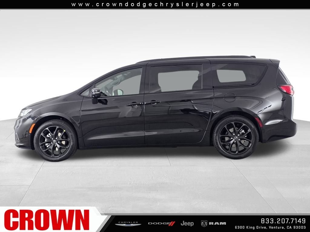 New 2026 Diamond Black Crystal Pearl-Coat Exterior Paint Chrysler Select image 7