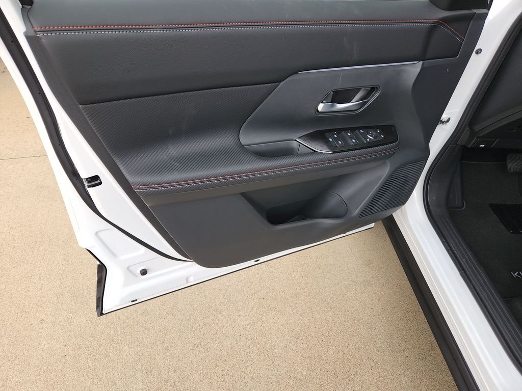 New 2026 Aspen White TriCoat / Super Black Two-tone Nissan SR image 22