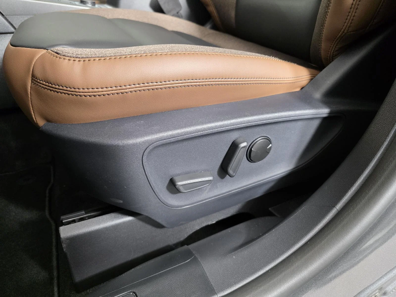 Used 2025 Carbonized Gray Metallic Ford Outer Banks image 14