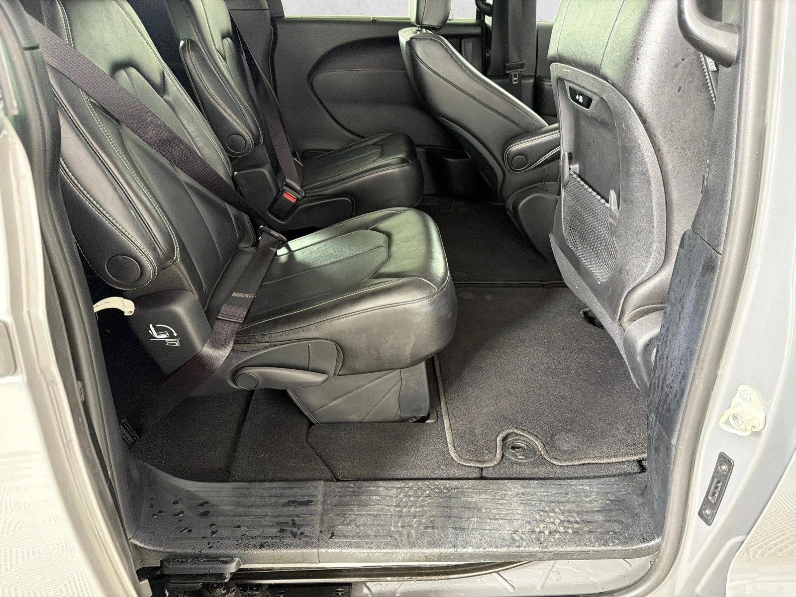 Used 2025 Ceramic Gray Clearcoat Chrysler Select image 15