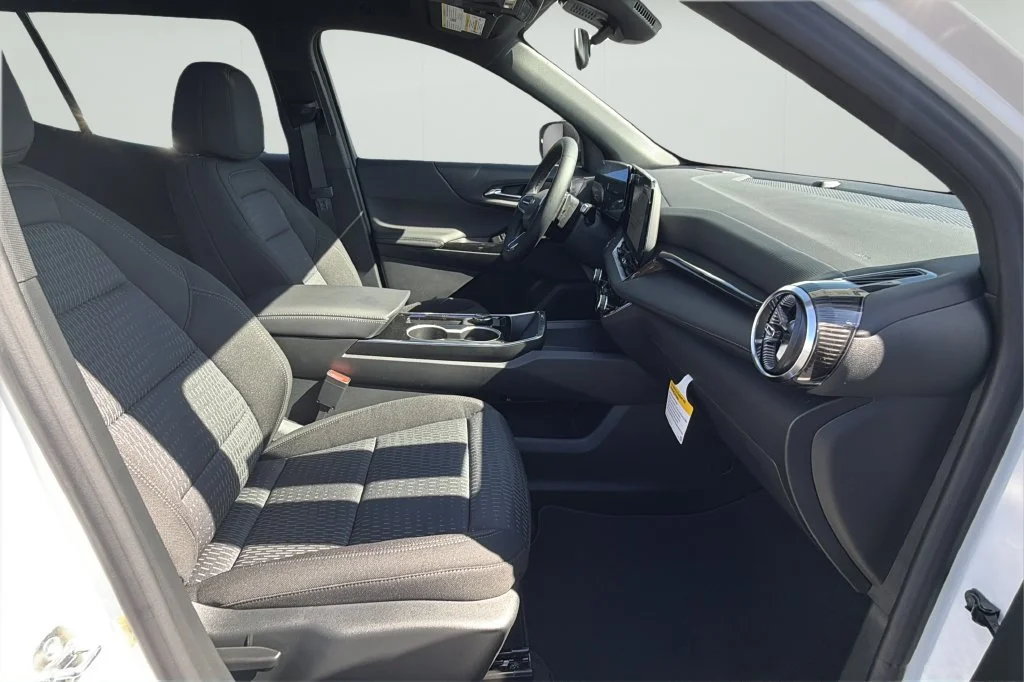 New 2027 Summit White Chevrolet LT image 15