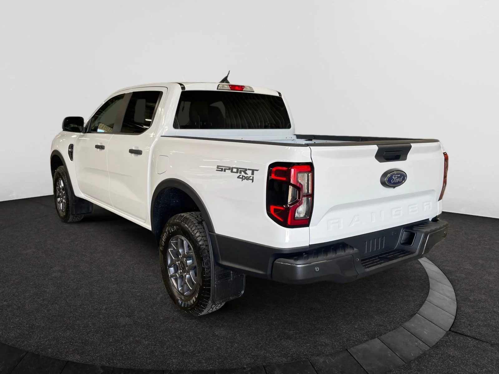 New 2026 Oxford White Ford XLT image 3