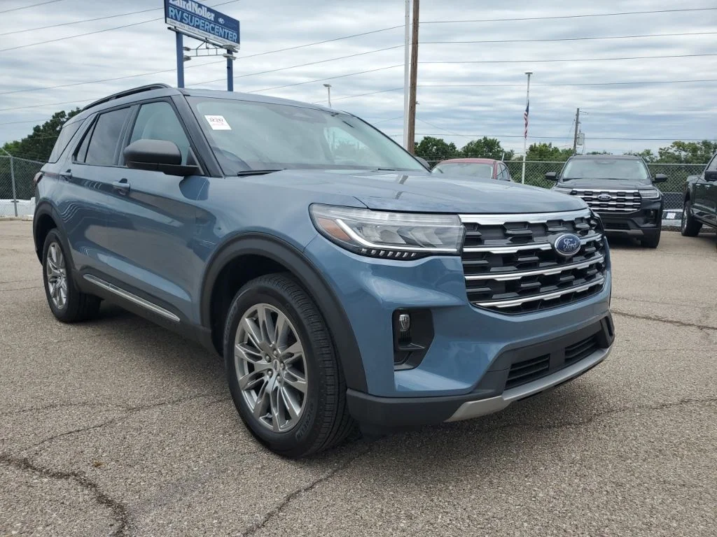 Used 2025 Vapor Blue Ford Active image 3