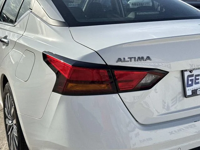 Used 2025 White Nissan 2.5 SV image 14