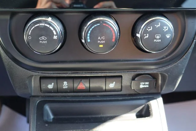Used 2014 Granite Crystal Clearcoat Metallic Jeep Latitude image 19