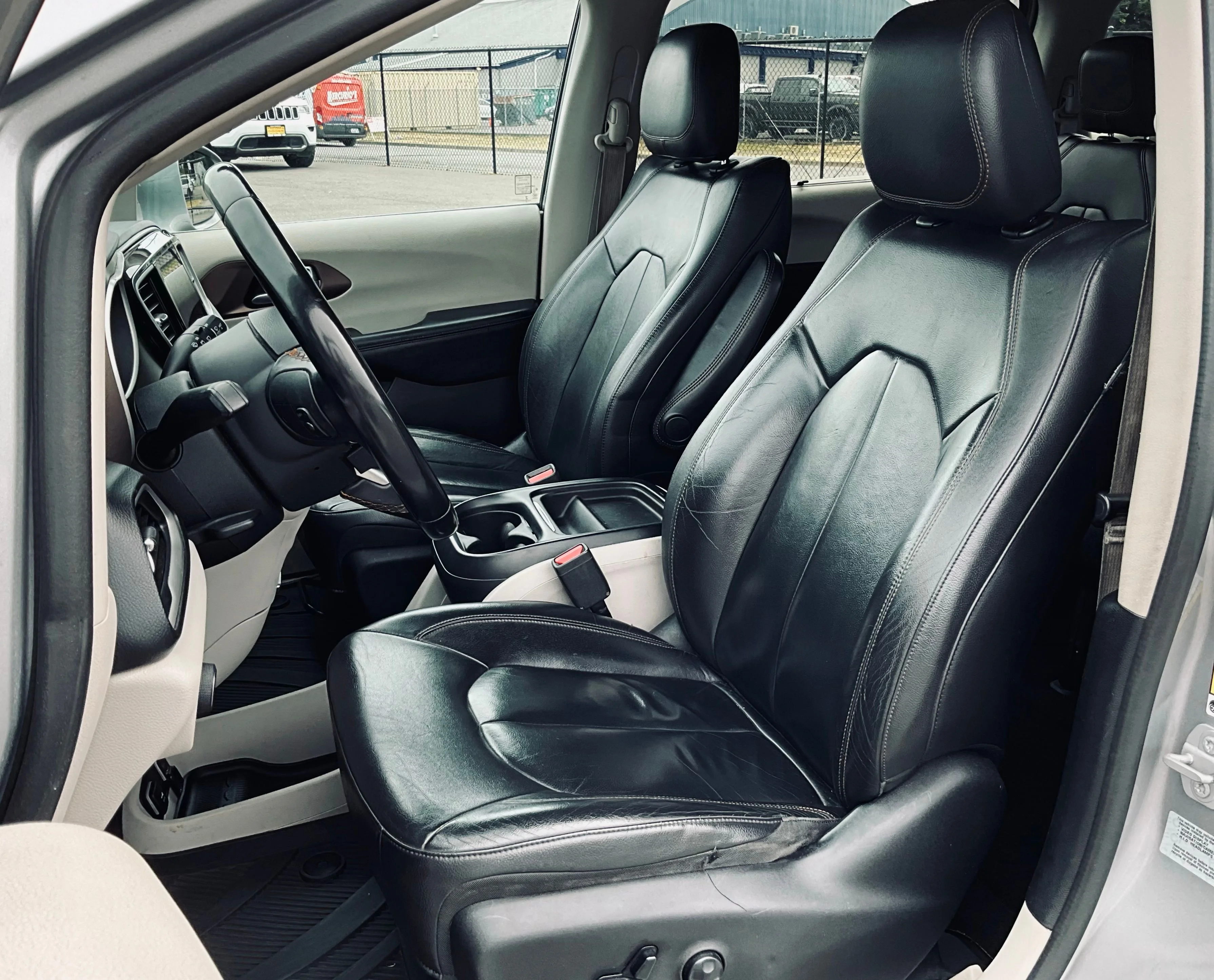 Used 2017 Silver Chrysler Touring L image 9