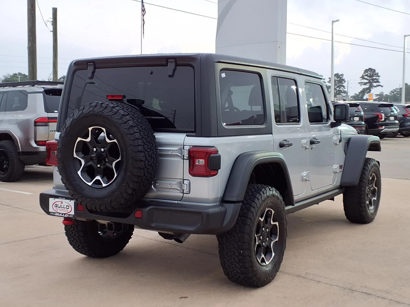 Used 2023 Silver Jeep Rubicon image 6