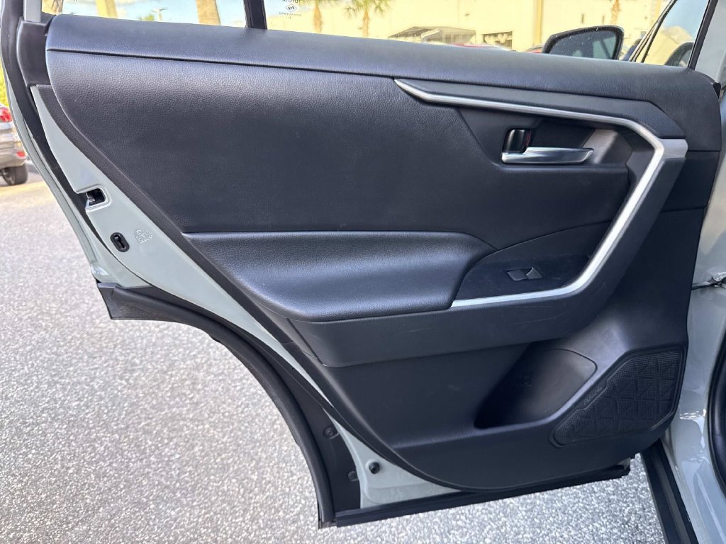 Used 2021  Toyota XLE image 12