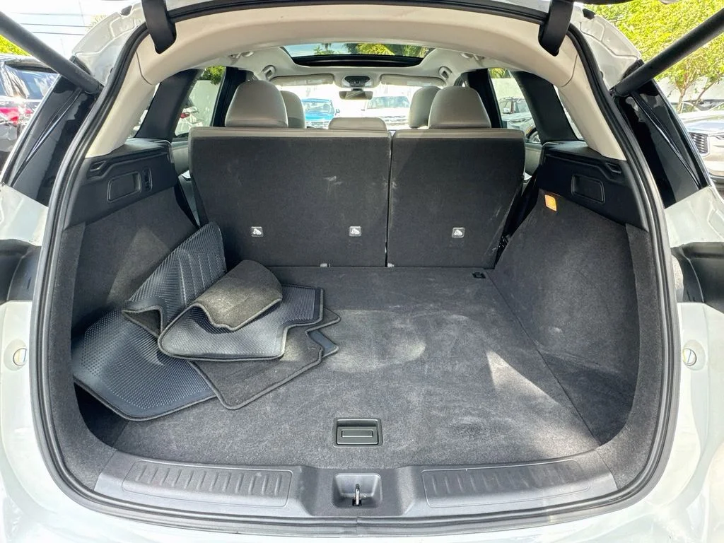 Certified Used 2023 White INFINITI LUXE image 28