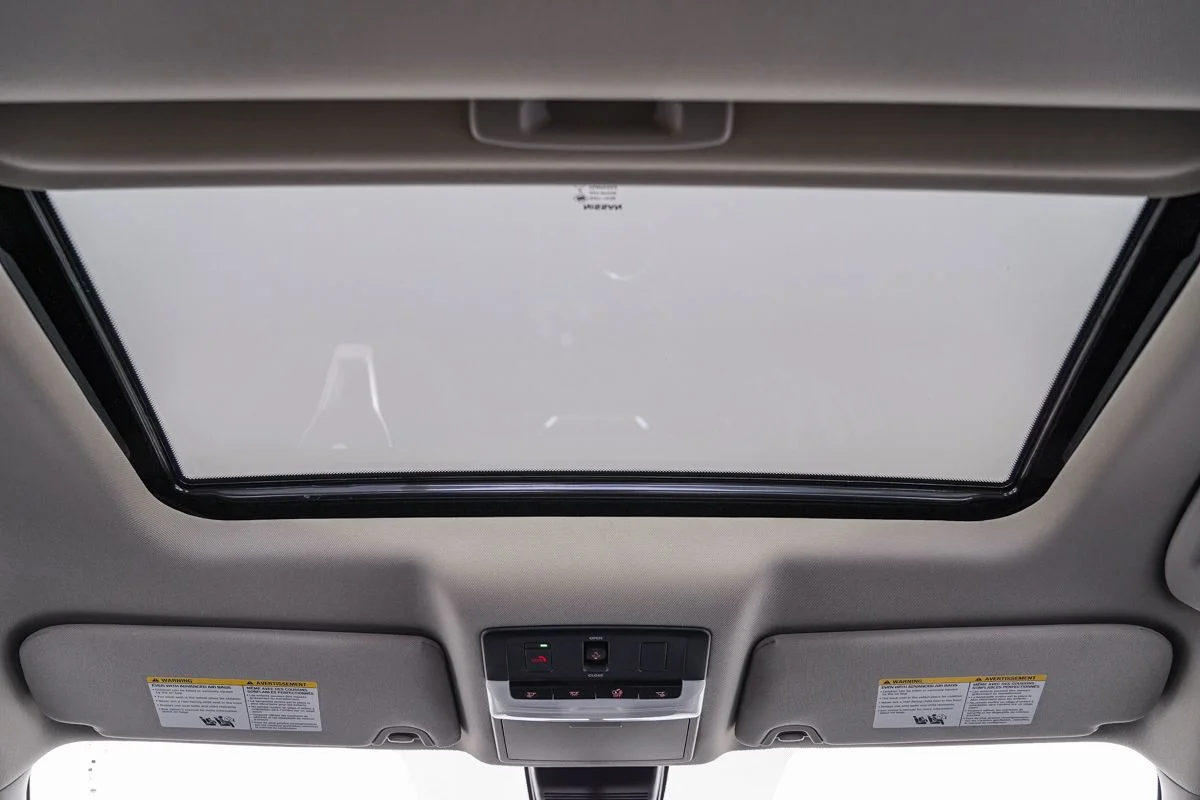 New 2026 Pearl White TriCoat / Super Black Two-tone Nissan SR image 19