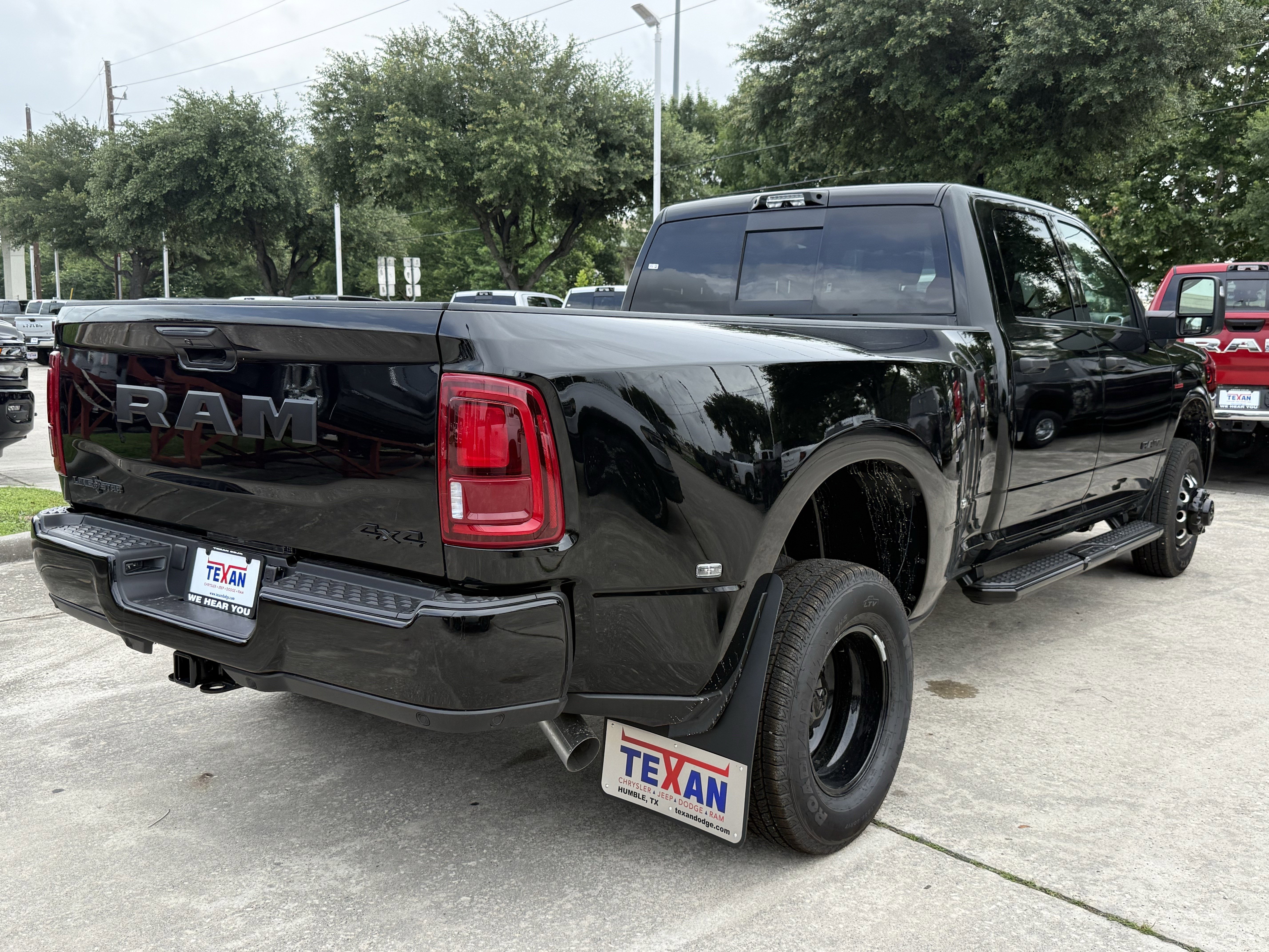 New 2026 Diamond Black Crystal Pearl-Coat Exterior Paint RAM Lone Star image 4