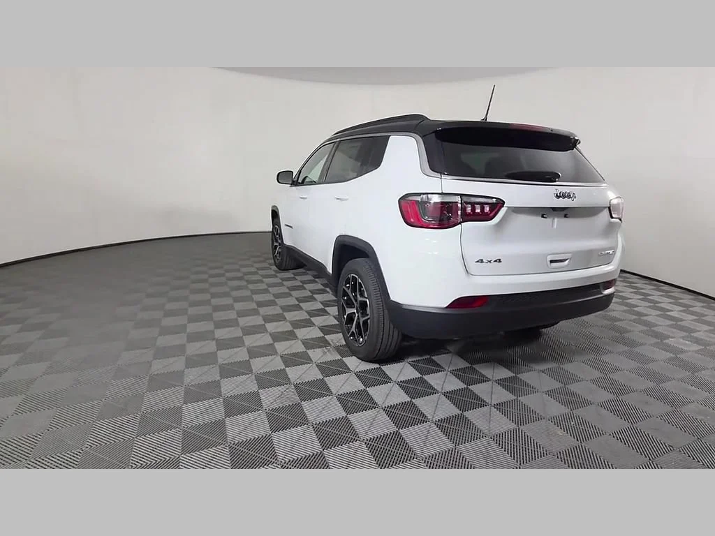 New 2026 Bright White Clear-Coat Exterior Paint Jeep Limited image 28