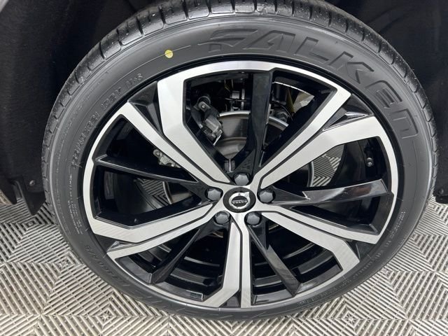 Used 2023 Platinum Gray Metallic Volvo B5 Ultimate Dark Theme image 10
