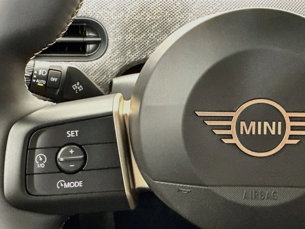 New 2026 Midnight Black II Metallic MINI Signature Plus image 11