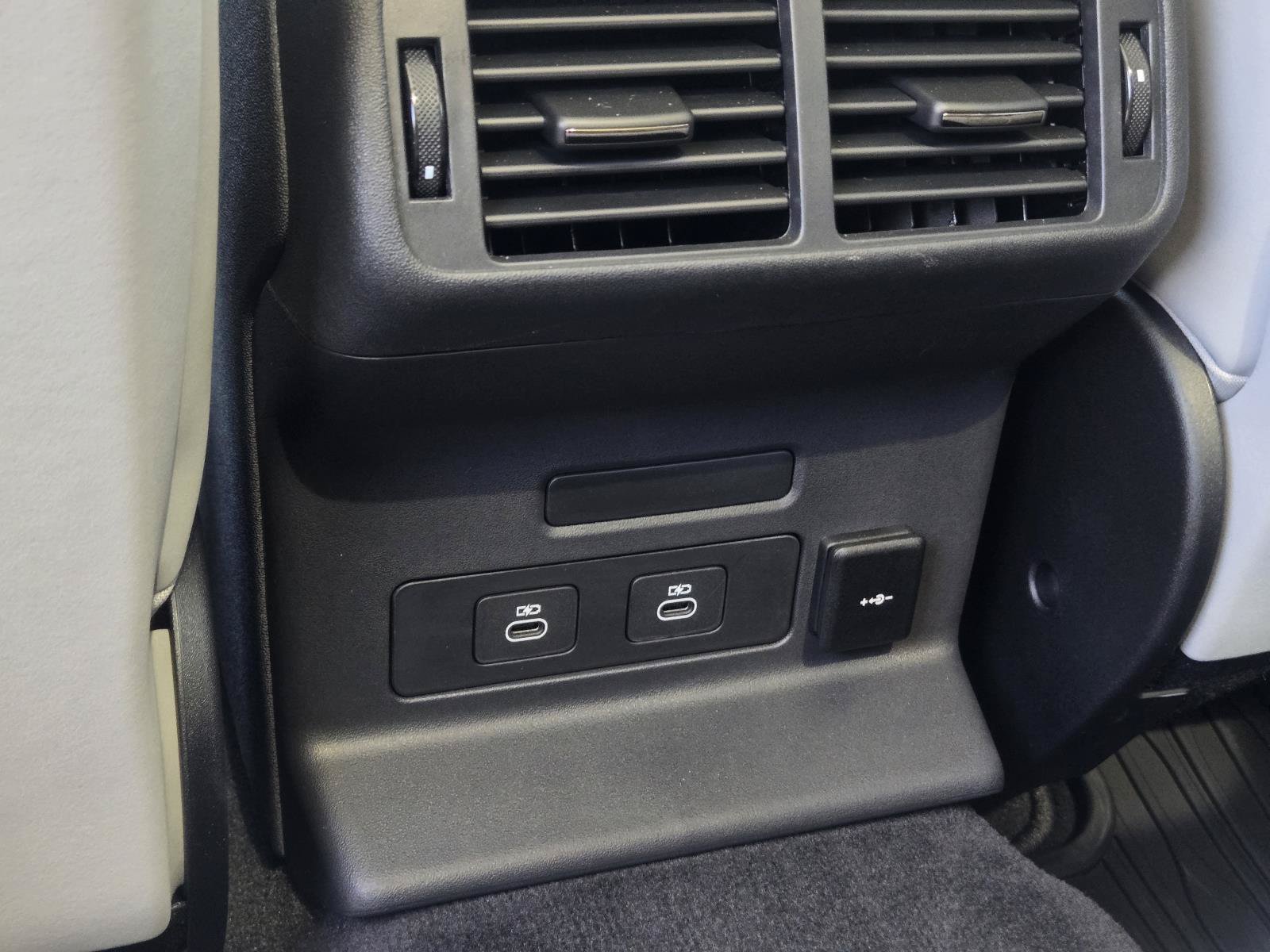Used 2025 Fuji White Land Rover Dynamic SE image 35