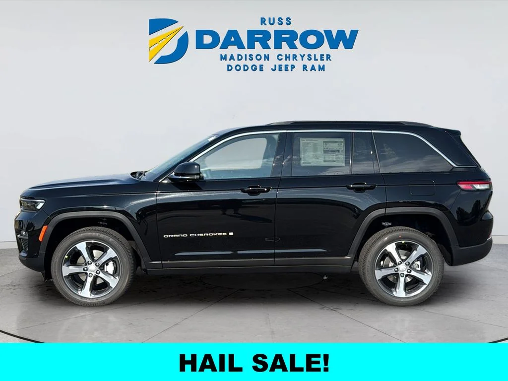 New 2025 Diamond Black Crystal Pearl-Coat Exterior Paint Jeep Limited image 2