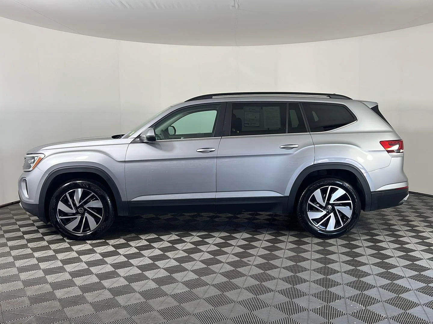 Used 2024 Silver Mist Metallic Volkswagen 2.0T SE w/Technology image 5
