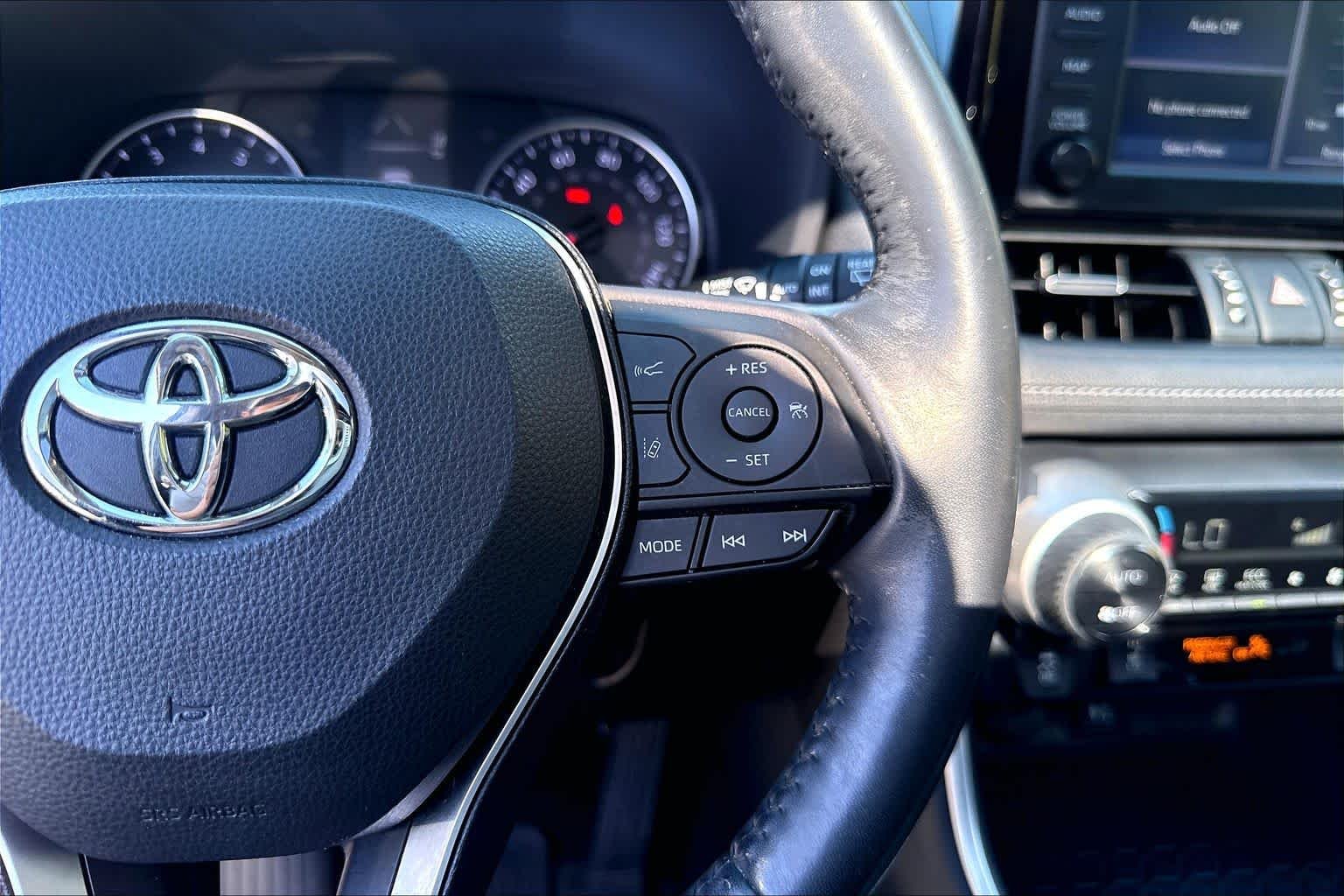 Used 2019 Midnight Black Metallic Toyota XLE Premium image 25
