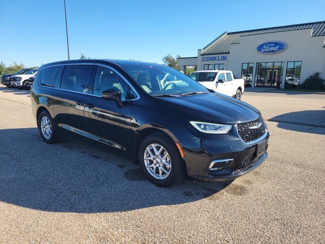 Used 2025 Black Chrysler Select image 21