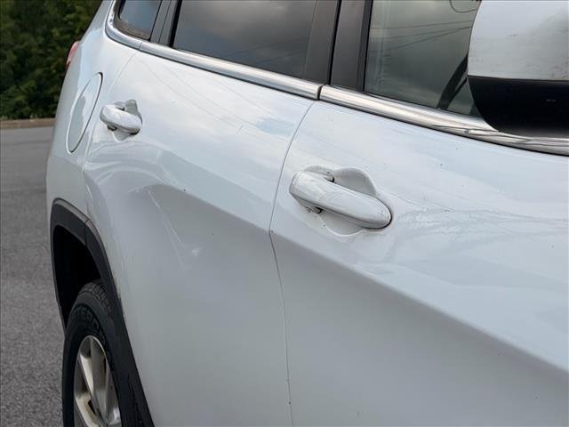 Used 2018 Bright White Clearcoat Jeep Latitude image 11